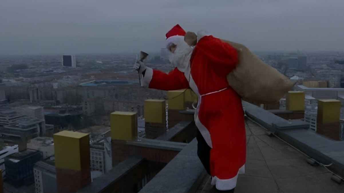 ظنوا أنها مزحة.. سقوط "بابا نويل"مفارقاً للحياة من برج شاهق في روسيا - فيديو