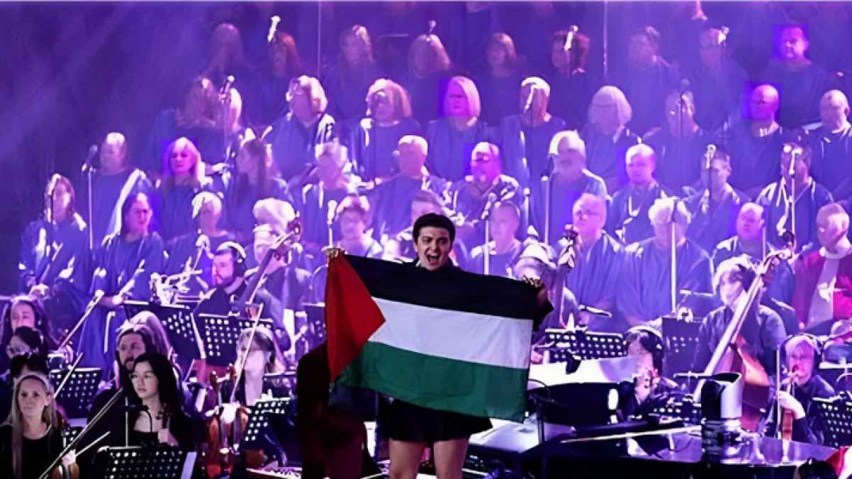متضامنون يرفعون العلم الفلسطيني خلال حفلا في ملبورن الإسبانية