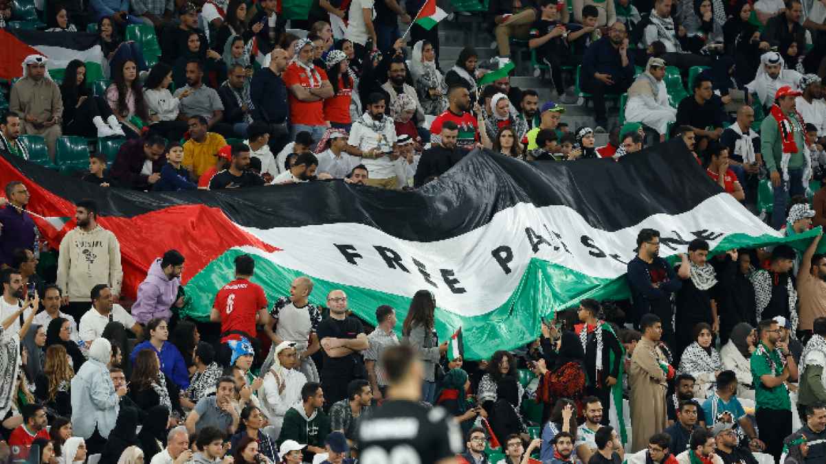 لوحة تضامنية مع فلسطين على مدرجات كأس آسيا