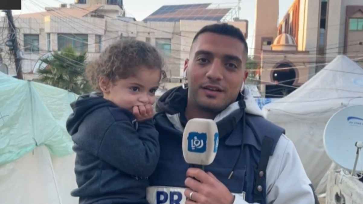 شوقا إليه.. مراسل "رؤيا" غازي العالول مع صغيرته على الهواء - فيديو
