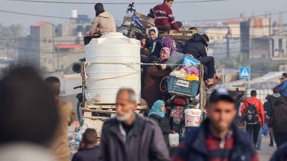 في القطاع.. حملوا ما تبقى من ذكريات مؤلمة