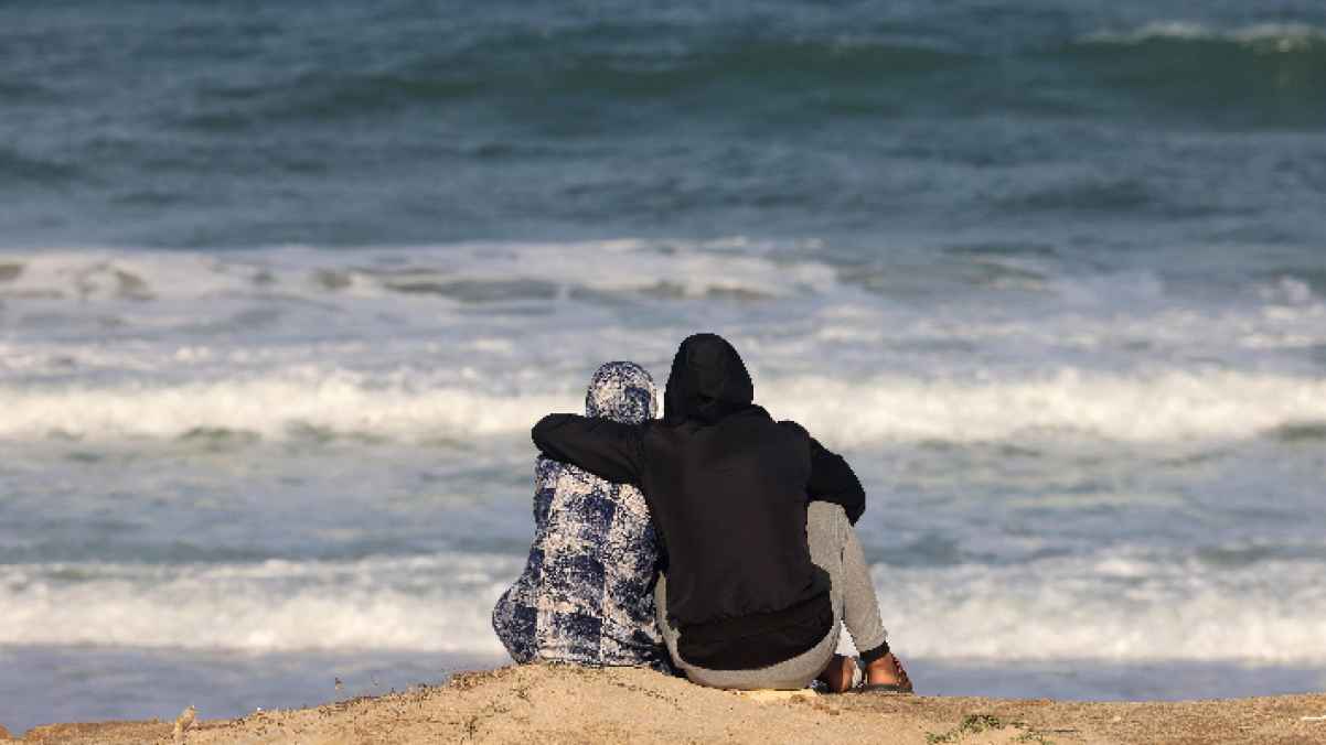 هنا القطاع.. زوجان يفران من الركام إلى الشاطئ