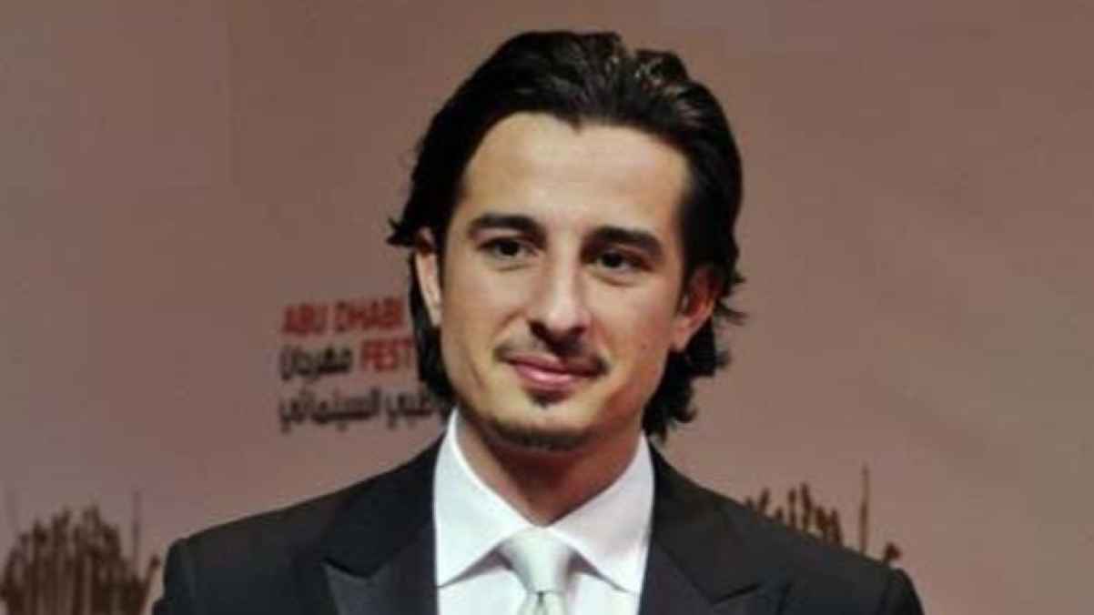المخرج الإماراتي علي مصطفى يخطب حبيبته من أعلى برج العرب- فيديو
