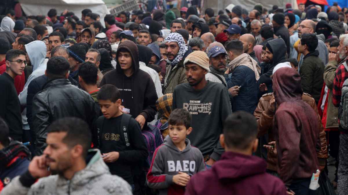 "قلوبنا معكم".. مشهد عن ألف كلمة لفلسطينيين ينتظرون ما يسد رمق جوعهم في القطاع