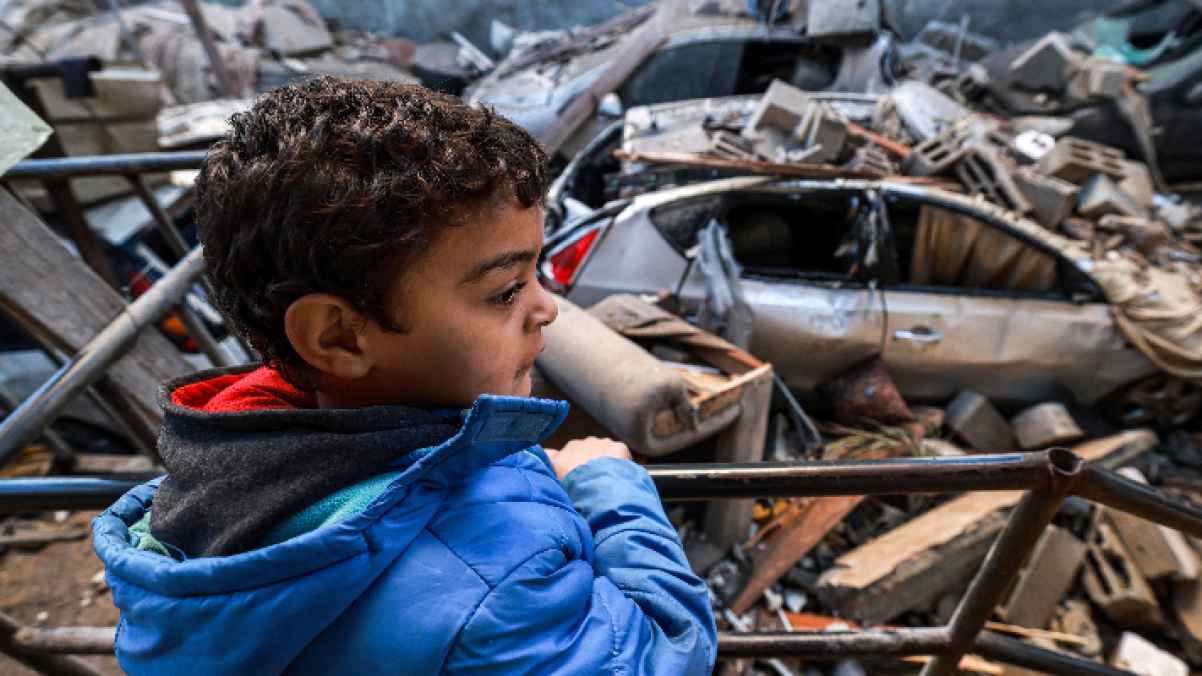 "رثاء الأحباب".. نظرة صغير في القطاع قصيدة حزن