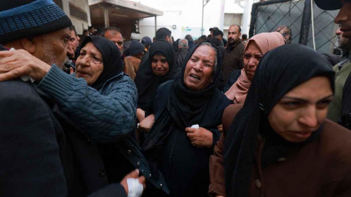 "وين عبود كان عايش".. فلسطينية تبحث عن صغيرها في مشهد يُفطر القلوب