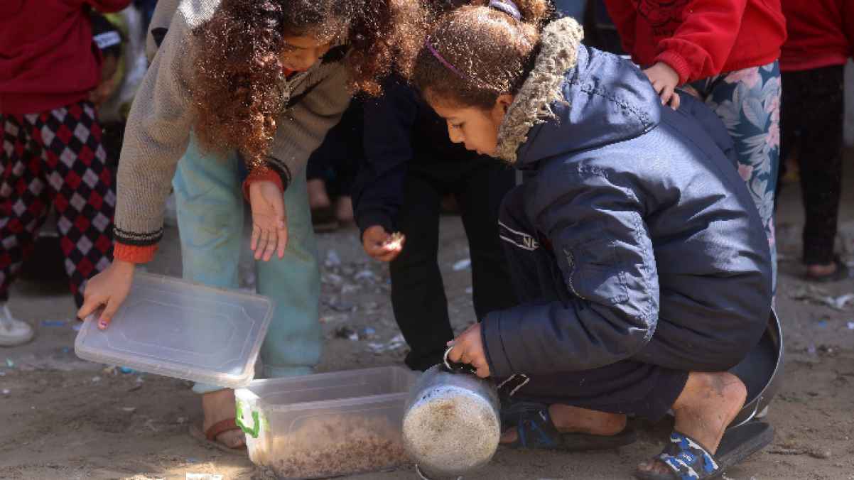 "خسى الجوع".. افترشوا الأرض ليتقاسموا الأرز