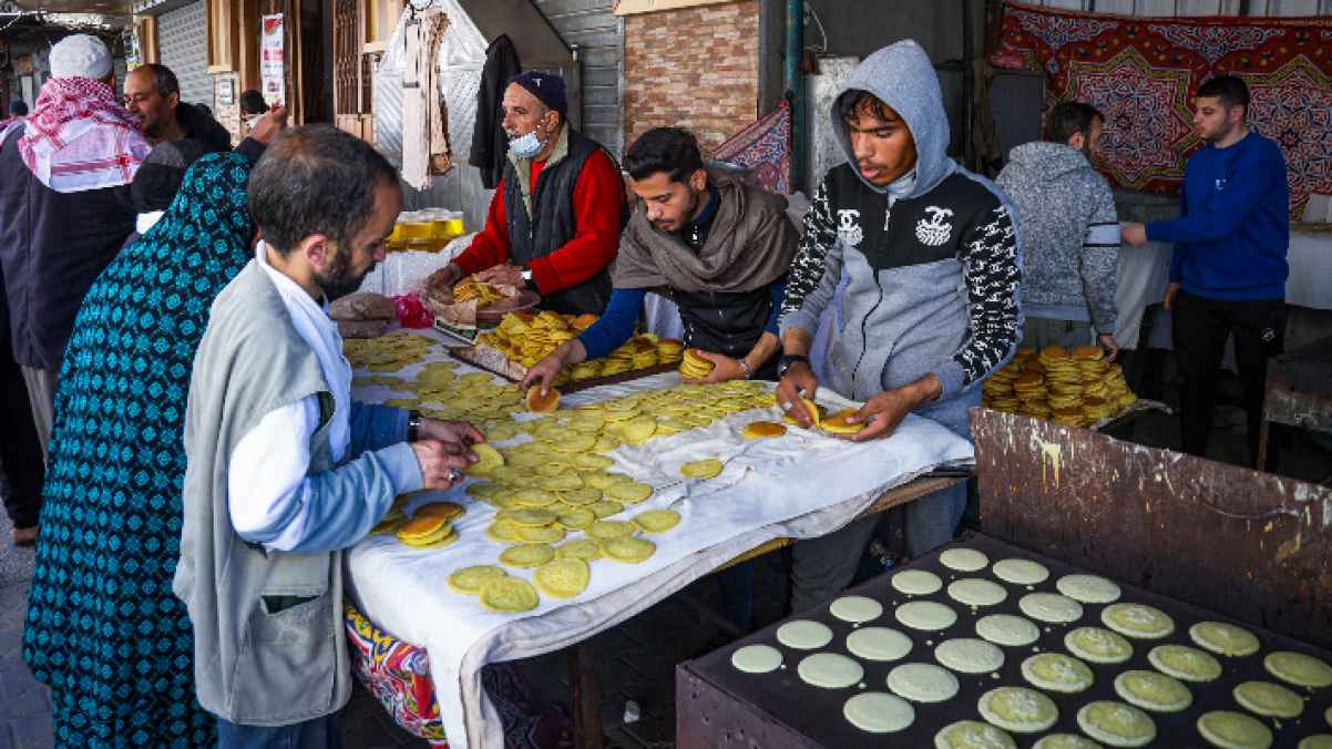 "قطايف بنكهة الصمود".. أهالي القطاع يصنعون طقوس رمضان بإرادة