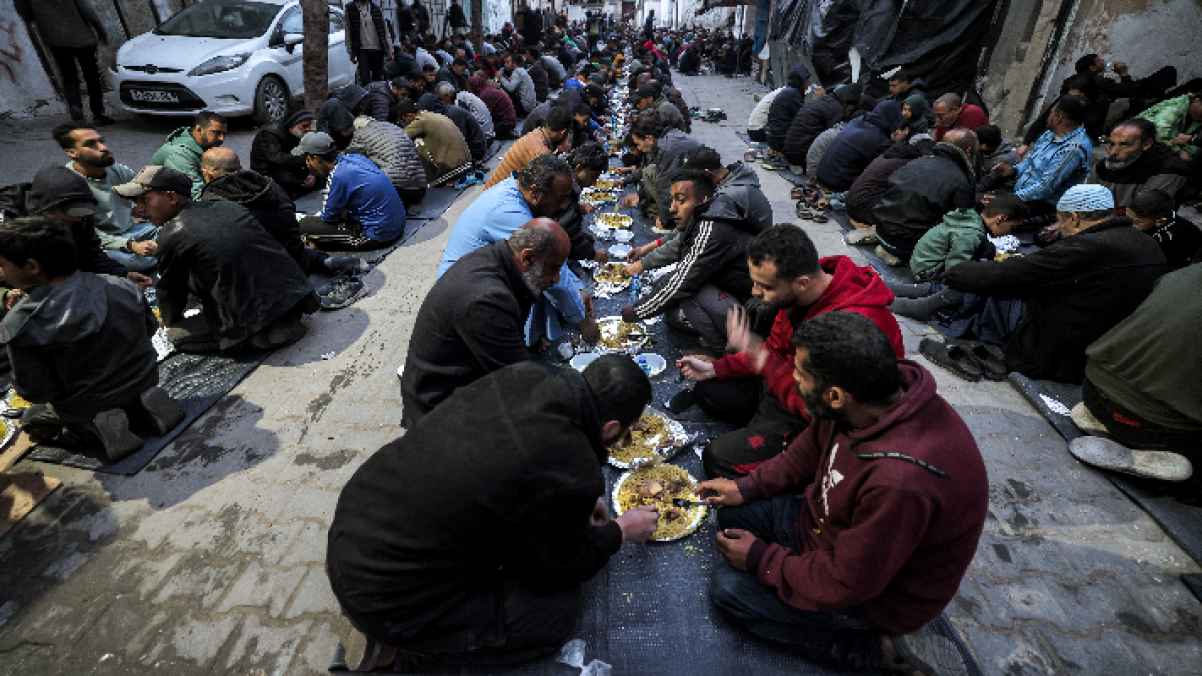 "غصة وحسرة".. فلسطينيون في رفح اجتمعوا على الحزن وعلى مائدة الإفطار