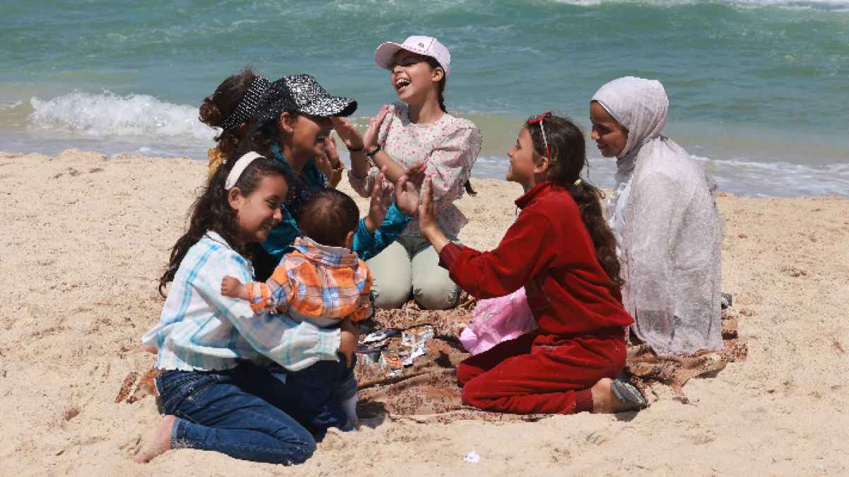 "بحثا عن بهجة العيد".. شاطئ رفح شاهد على ضحكة فتيات القطاع