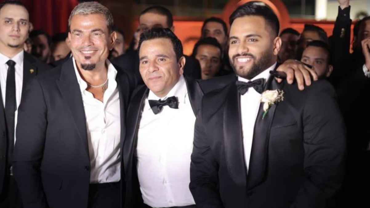 عمرو دياب يُبارك للفنان محمد فؤاد زفاف نجله بالأحضان - فيديو
