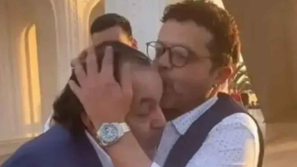 في حفل قران ابنته..مرسي يقبل يد هنيدي ويثير الجدل - فيديو
