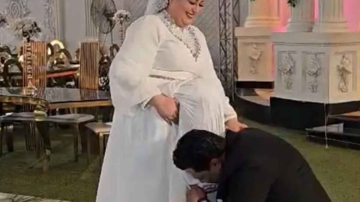 عريس مصري يشعل مواقع التواصل بعد تقبيل قدم عروسه - فيديو