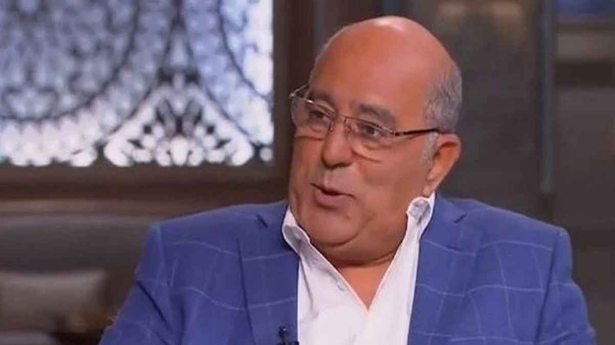 فنان مصري شهير يبكي على الهواء بسبب زوجته - فيديو