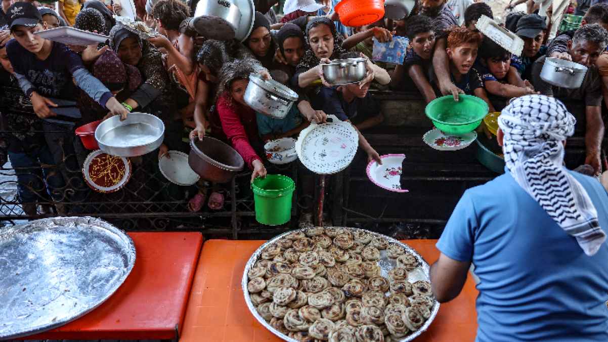 صورة مُبكية.. أطفال جائعة وعيون دامعة في القطاع