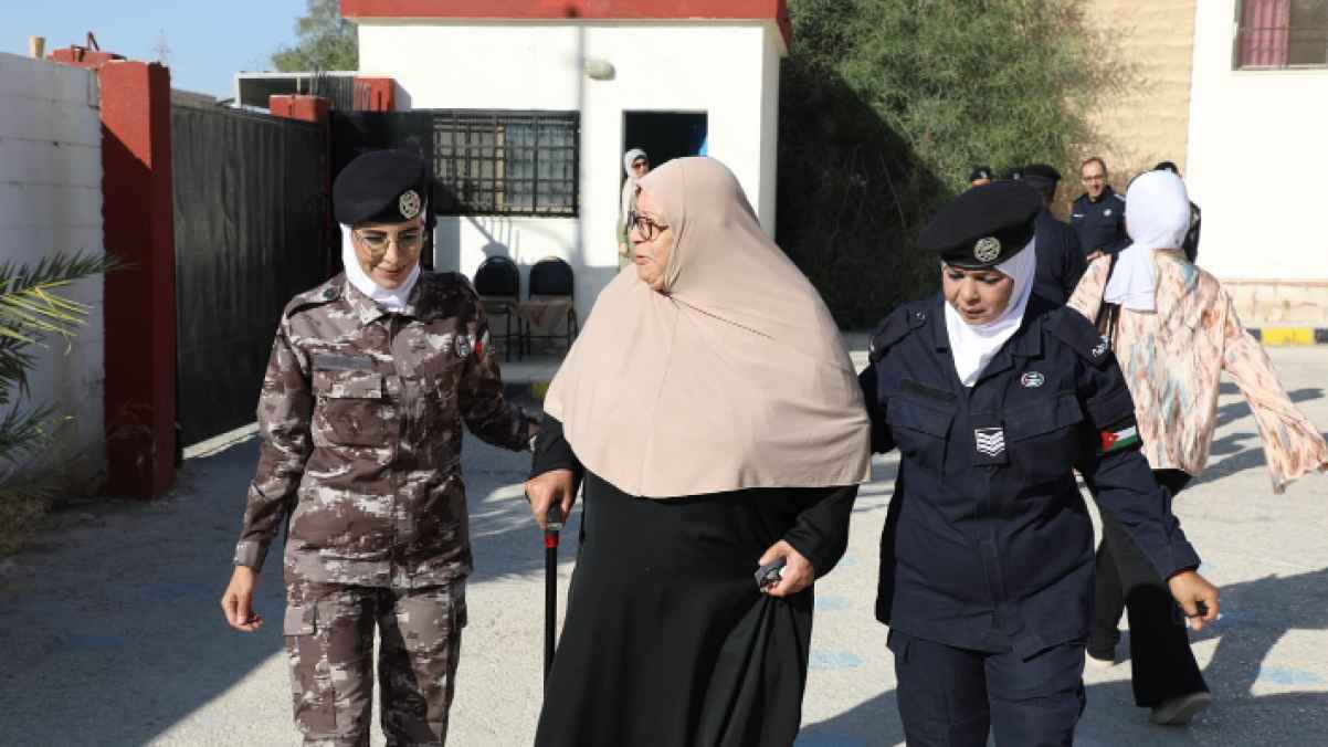 "بركة المجتمع" يُدلون بأصواتهم بمساندة نشامى الأمن - فيديو