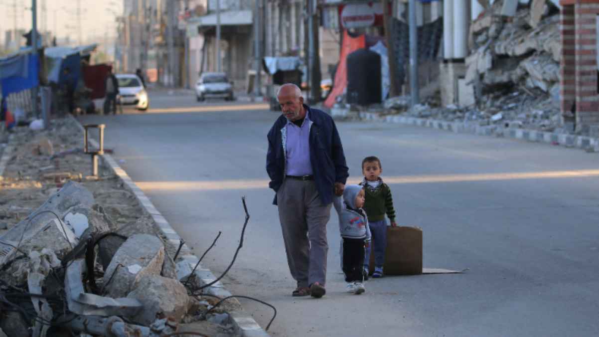 صورة مؤلمة.. مسك بطفلين وحمل غصة وطن فوق جراحه