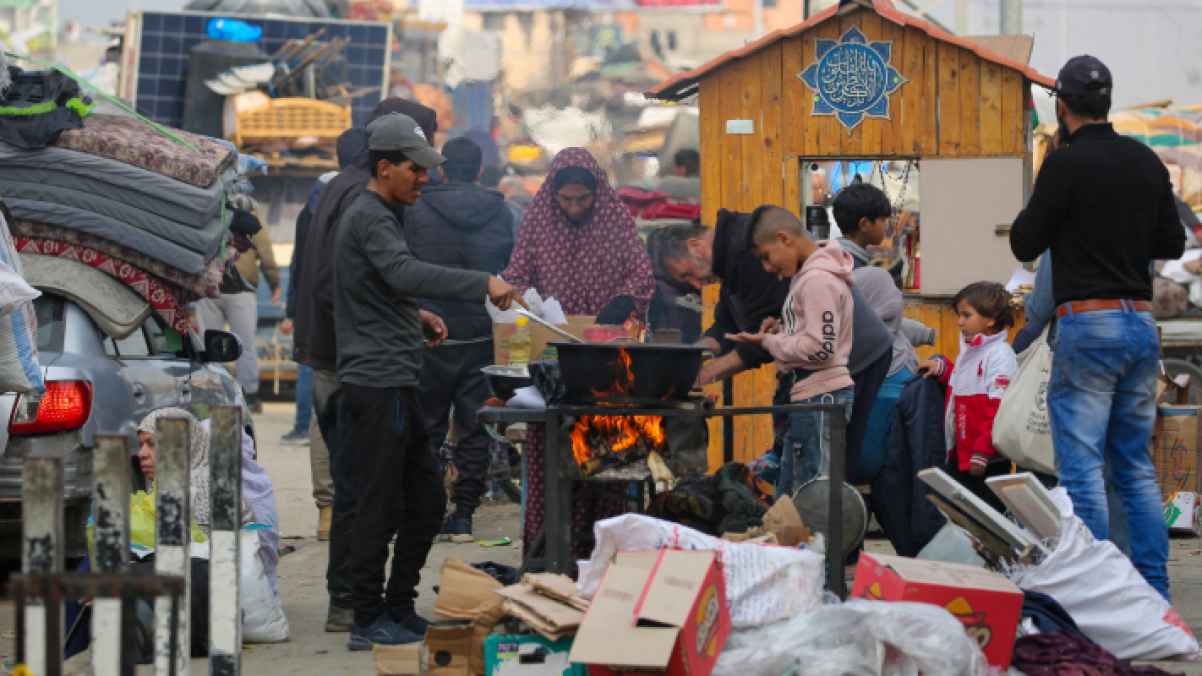 بين الأمل والألم.. طريق النزوح محفوف بمشاهد تفطر القلوب