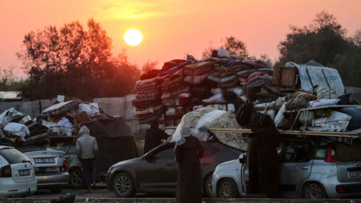 "سجل فالفخر أنك غزي".. وكأن الشمس تتغزل بصمود أصحاب الأرض