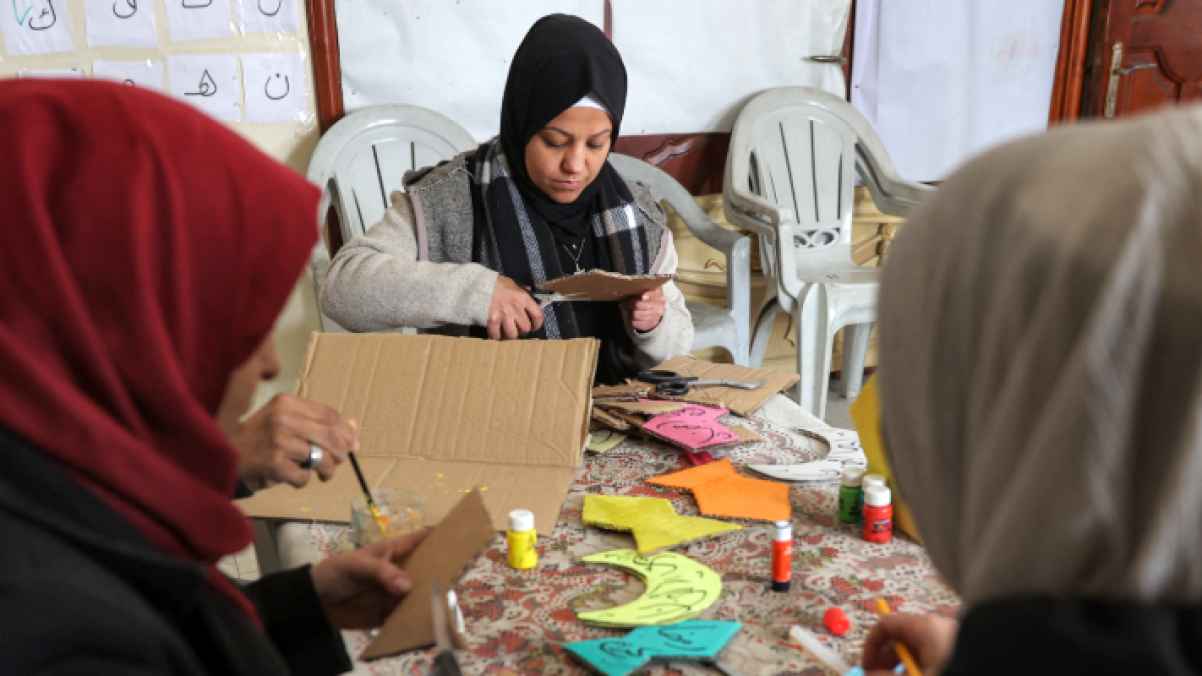 شعب عظيم.. يصنعون السعادة قبيل رمضان رغم أحزانهم