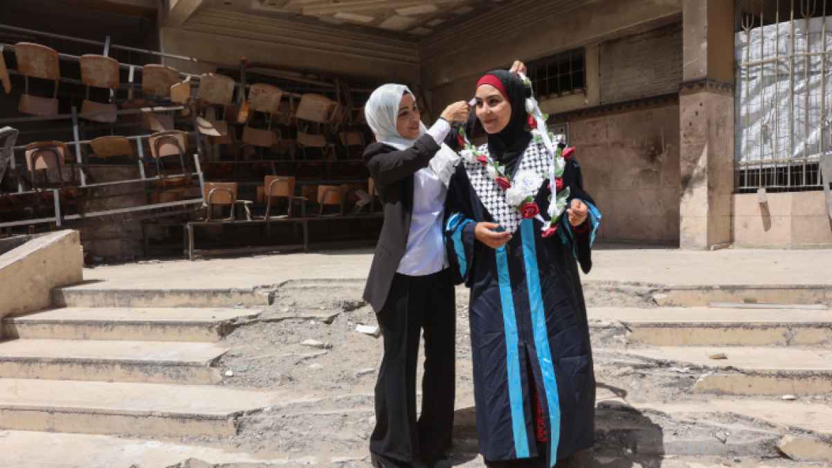 تناقضات مكان.. فرحة بالحصول على "الماجستير" وسط العدوان الغاشم