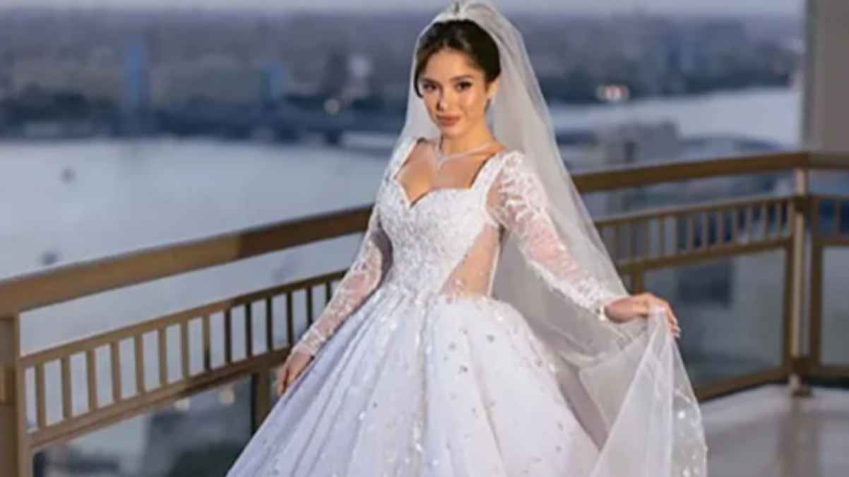 "جميلة وصغيرة".. والدة رنا رئيس تخطف الأنظار في حفل زفاف ابنتها