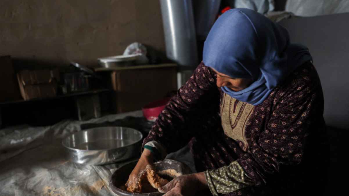 The will of a people who yearn for life: making bread from lentils – Photos