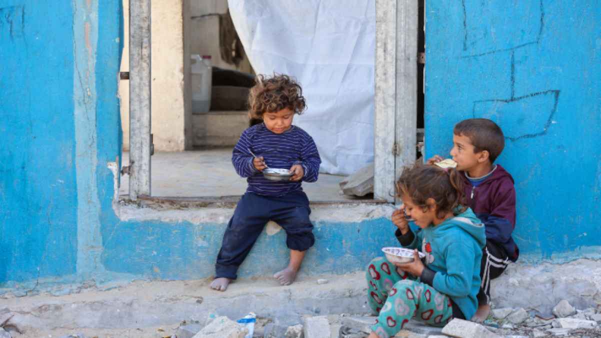 أحلامهم الحصول على كسرة خبز على وقع نزف وطنهم