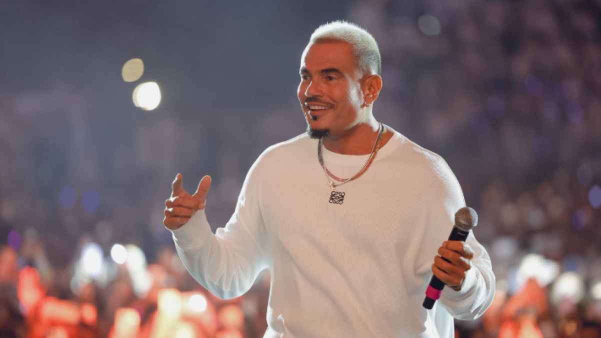 Amr Diab announces the release date of his new album.