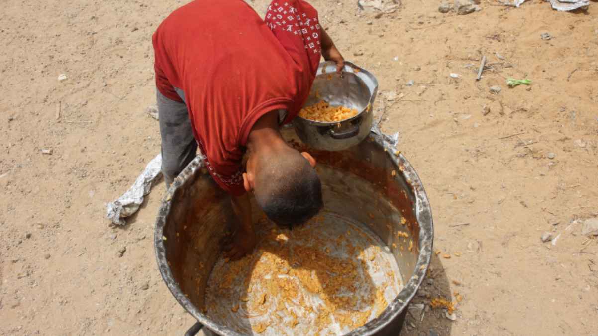 صورة مبكية.. يجمع بقايا الطعام بعد طول انتظار