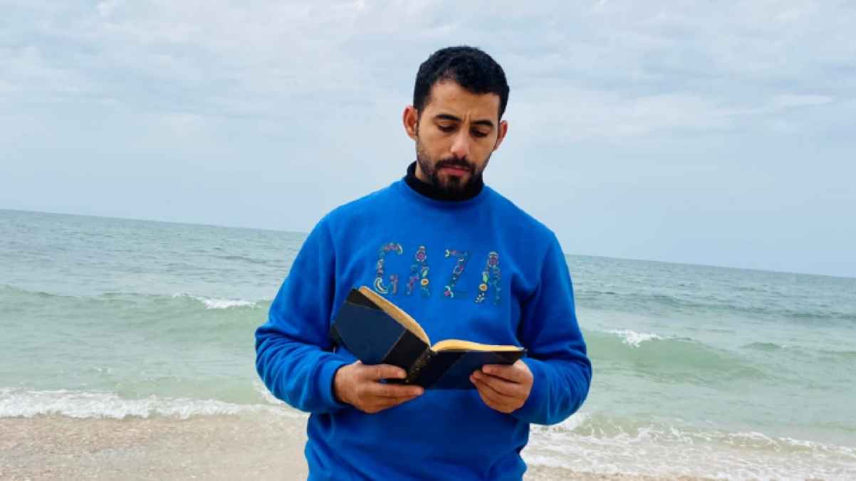 With Furious Words... Gaza's Abu Toha Soars with His Pen to the Sky, Touching the Stars with His Creativity