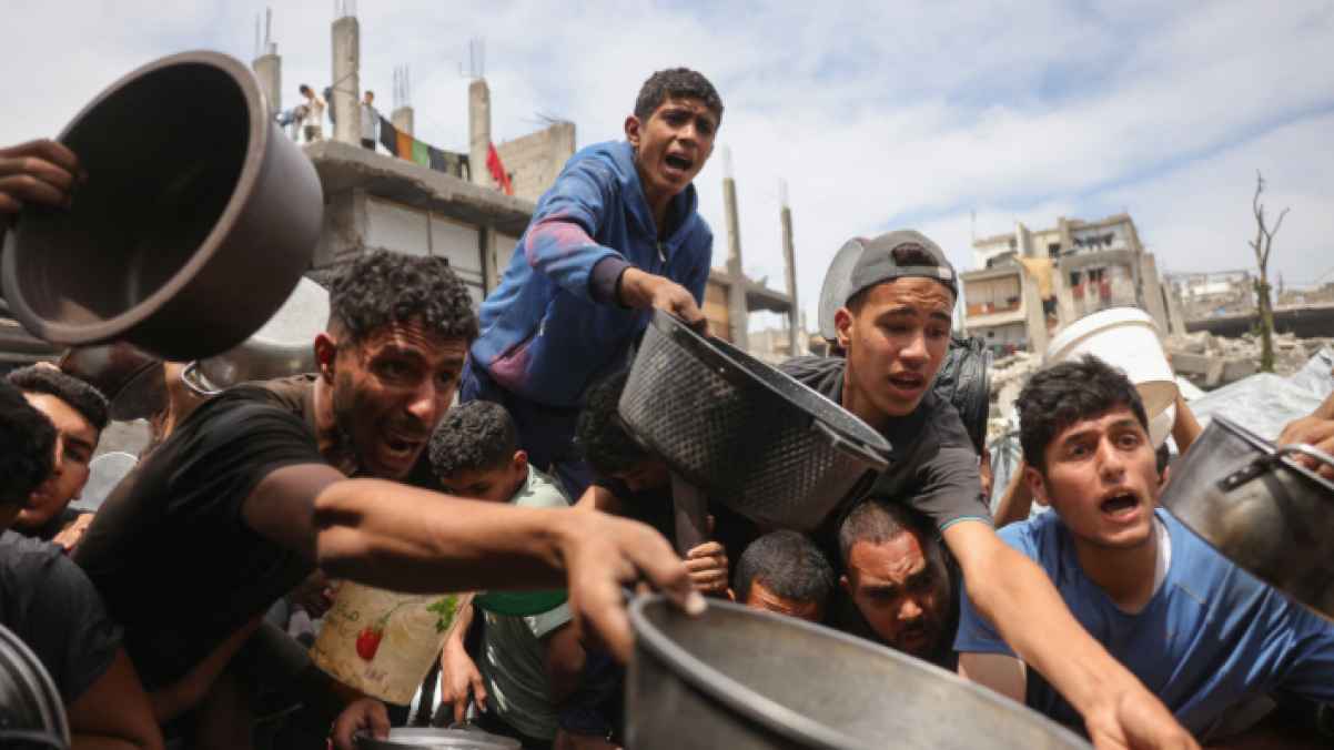 يخوضون حــربا مع أمعائهم الخاوية بأجسادهم المُتعبة