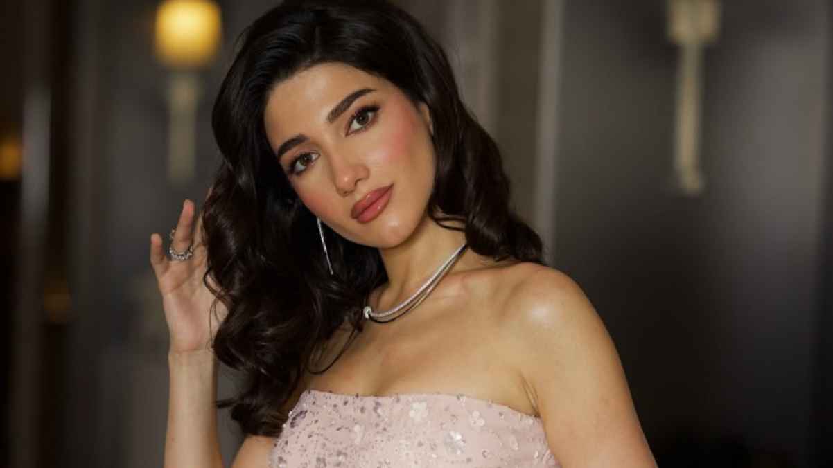 نارين بيوتي تخطف الأضواء بلقائها مع توم كروز في لندن - فيديو