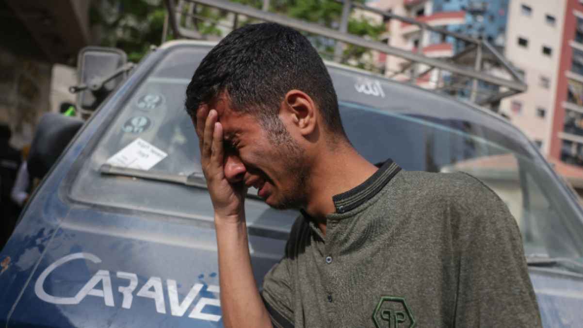 ومن الأوجاع تنطق الأعين دموعا وتتحول شرارة الحرب شموعا