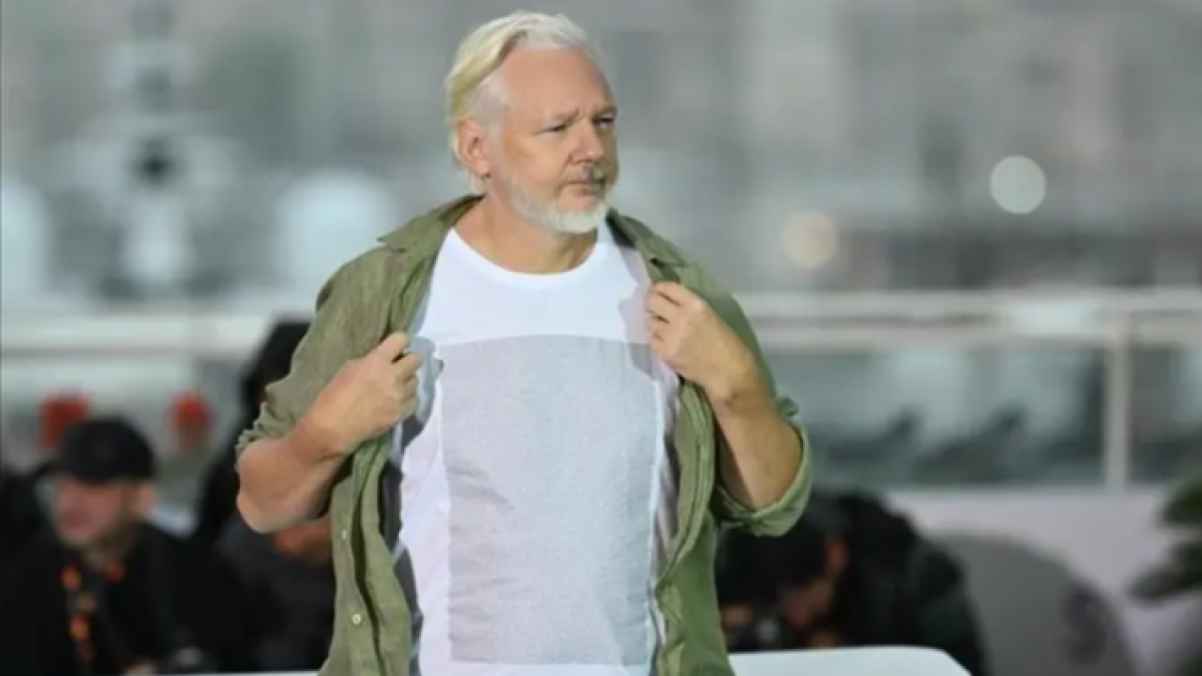 في "كان"..  أسانج يرتدي قميصا يحمل أسماء أطفال القطاع الذين ارتقوا