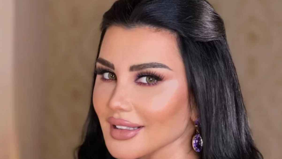 ثوانٍ من الرعب... جيني إسبر تنجو من كارثة داخل منزلها