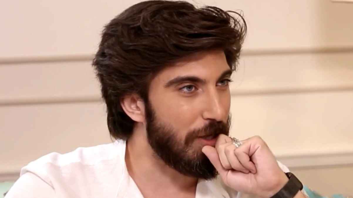 "خفق قلبي في مصر"..  فنان سوري يحتفل بخطوبته من شابة مصرية  - صور