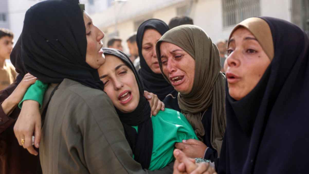 في حضن النار تنبت نساء من ضوء