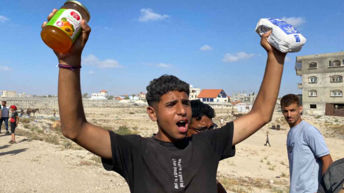 حين طرق الأمل الباب.. غزّيّ يحتضن طرد الحياة وسط رماد رفح