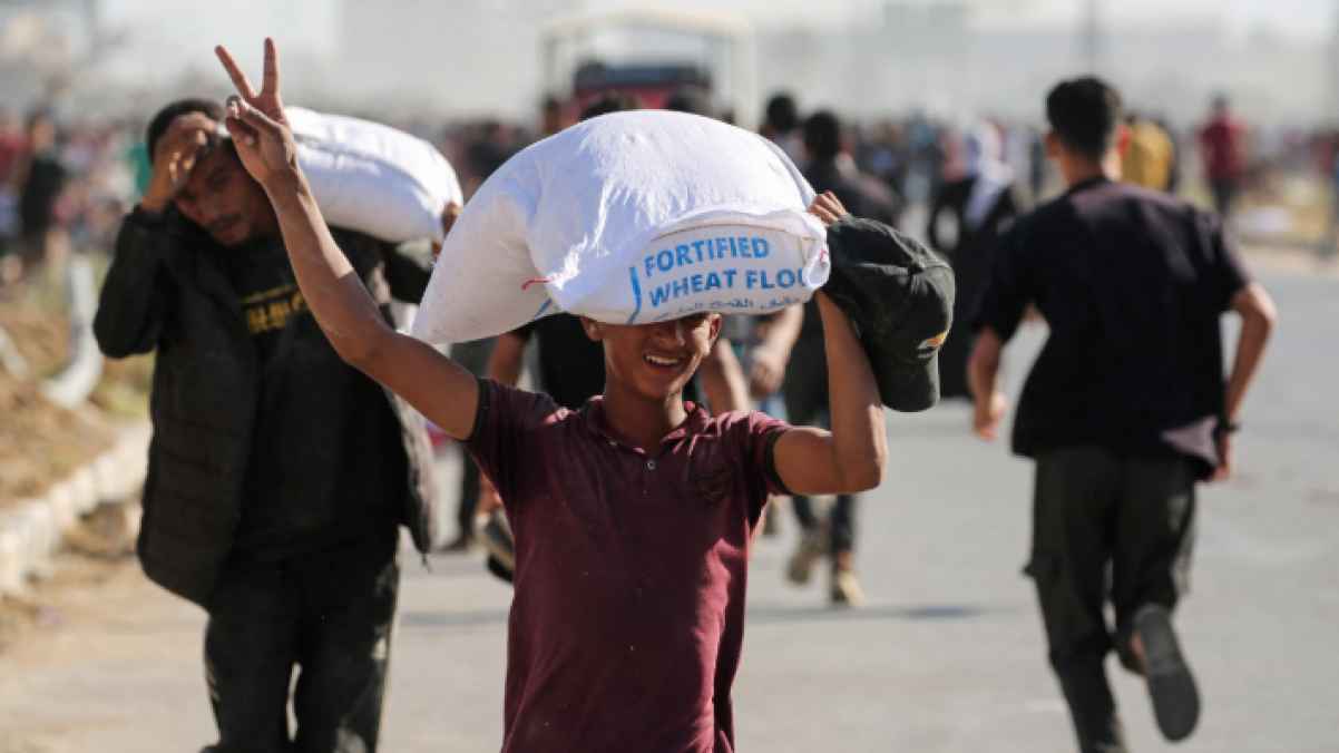 الحصول على الطحين انتصار صغير في معــركة الجوع