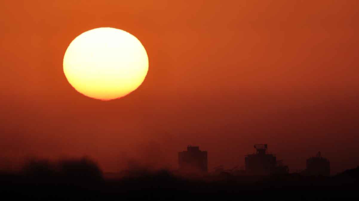 الشمس تحتضن غــزة... دفءٌ يمرّ فوق الأحزان بلا صوت
