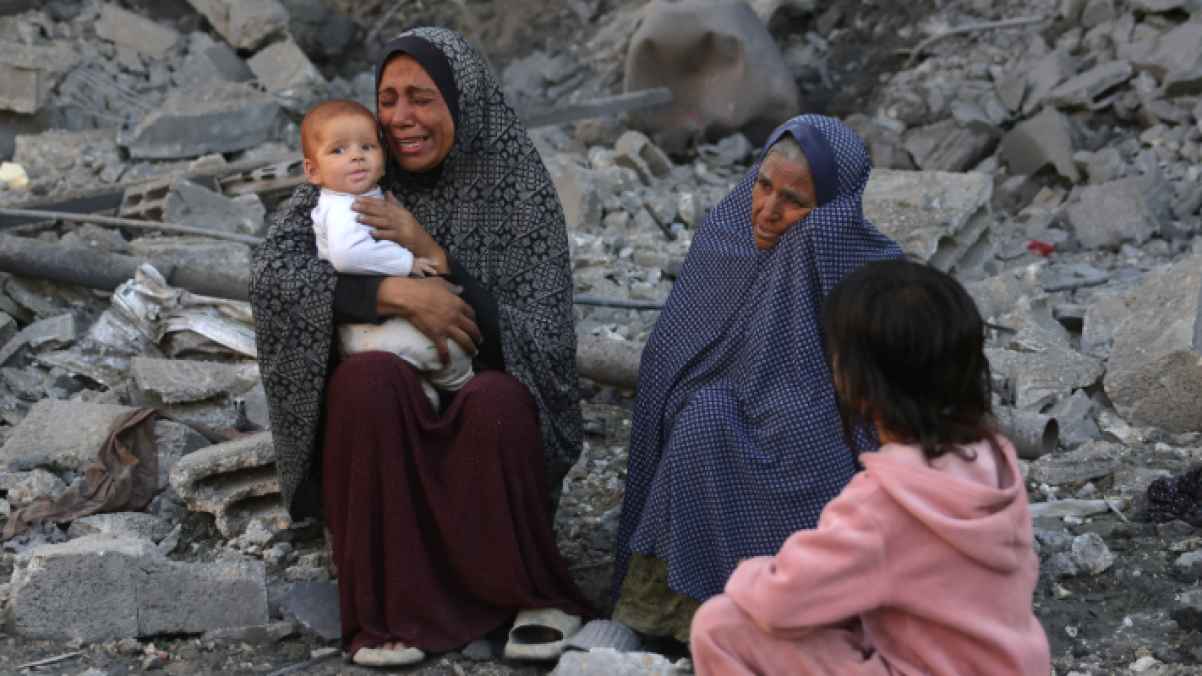 تحت القصــف والخذلان.. أم تصنع معجزة البقاء