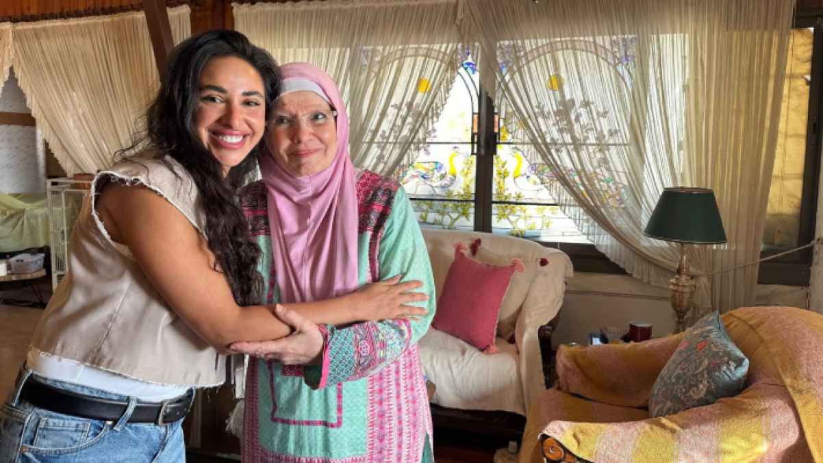 قبلة على الرأس..طي صفحة الخلاف بين آية سماحة ومشيرة إسماعيل بزيارة ودية - صور