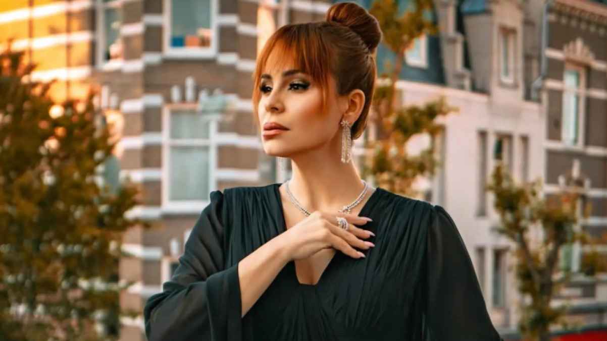 حدادًا على زوجها.. كارول سماحة تطلّ بالألم والصوت من مسرح أمستردام