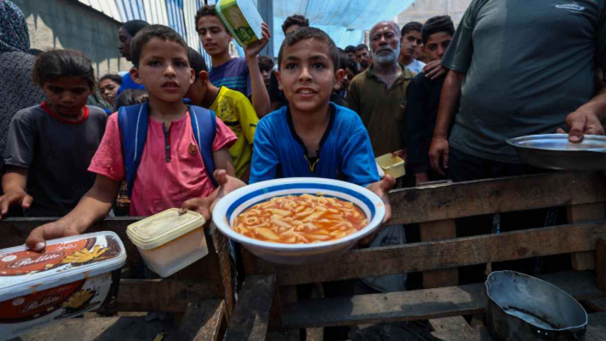وثيقة بقاء .. صحن الأمل في يد طفل غزي جائــع