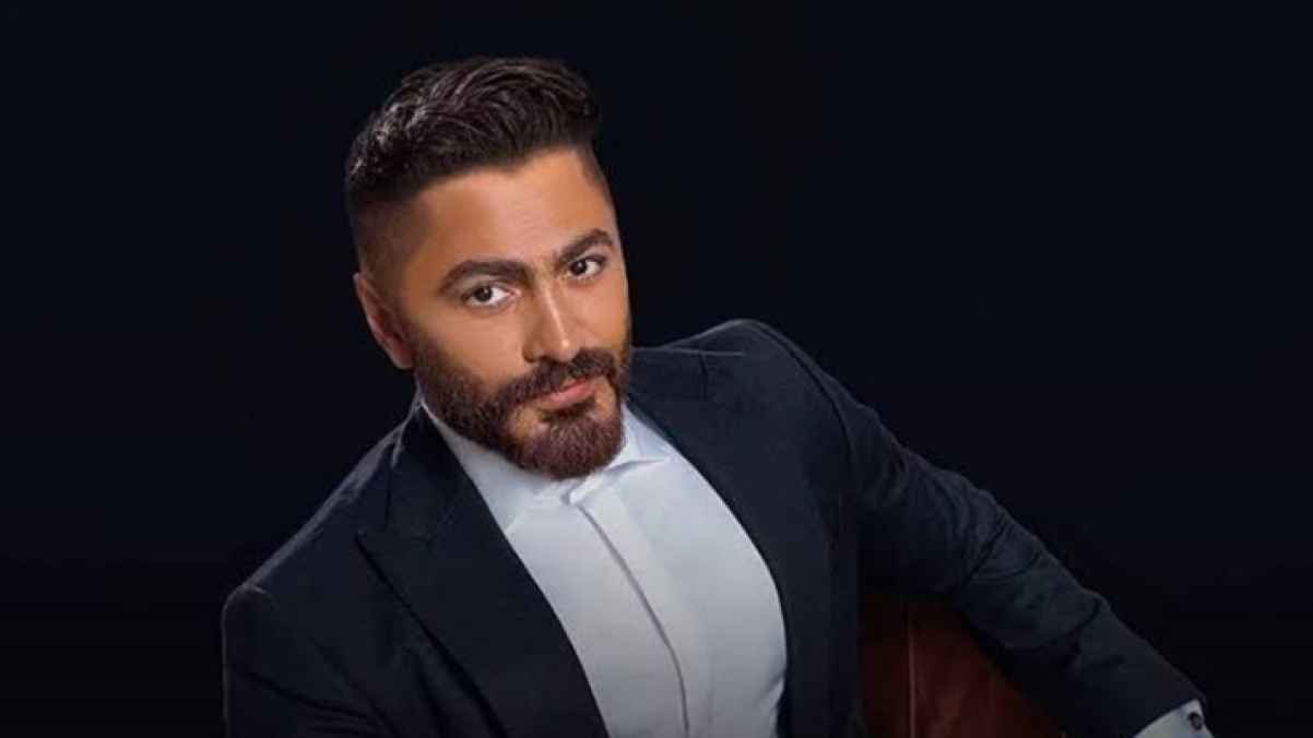 أزمة صحية مفاجئة تدخل تامر حسني المستشفى