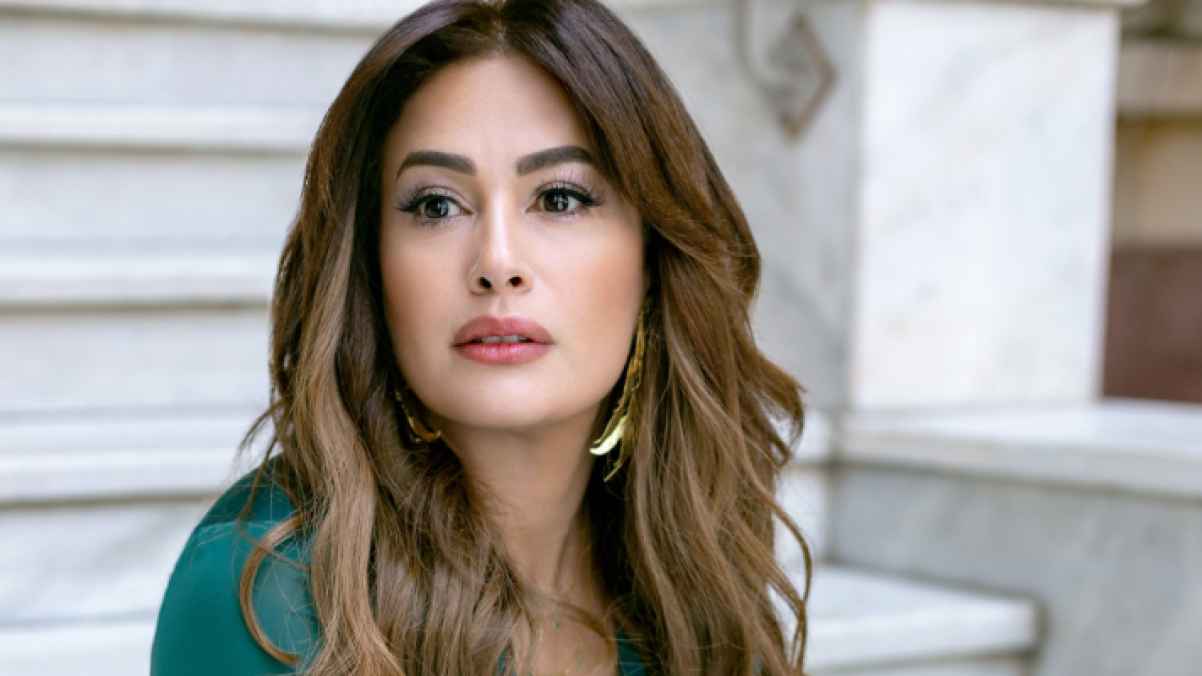 هند صبري صحفية في "عسل أحمر"