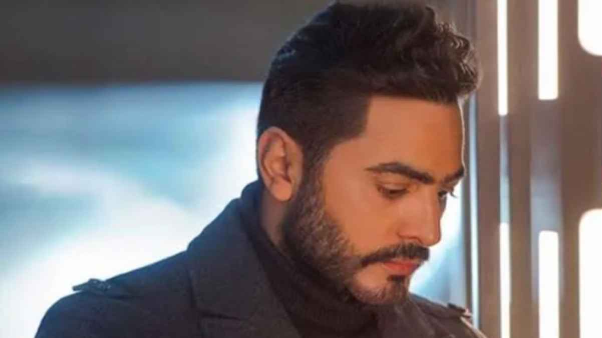 "انتم عارفين الظروف".. تامر حسني يتأثر أمام جمهوره في الكويت بسبب ابنه آدم - فيديو