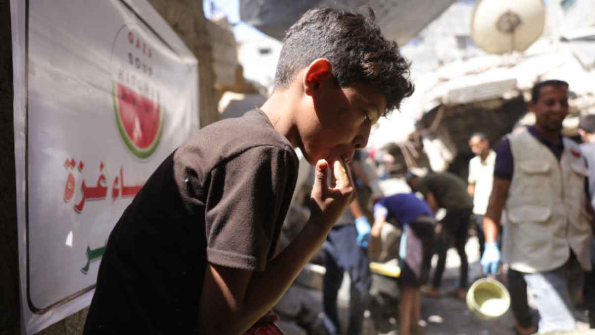 طفل جائع في غــزة.. براءة تئن تحت وطأة الحصار