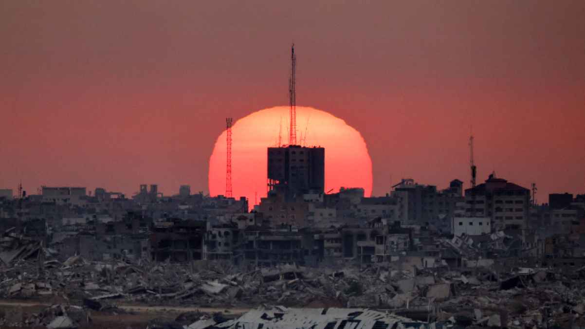 حين تربّت الشمس على أكتاف غــزة